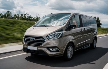 Ford Tourneo Custom 9 személyes új kisbusz bérlés Budapest Budapest
